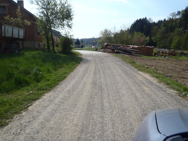 Ob prihodu na glavno cesto zavij desno.