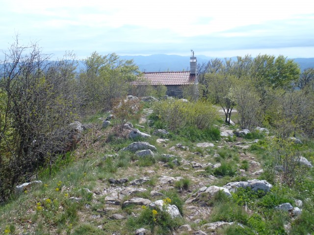 Na grebenu, 200 metrov od vrha je sv. Urban.