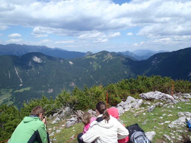 Bela peč in desno Veliki Javornik, v ozadju Stegovnik.