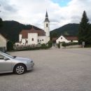 Parkirišče ob pokopališču v Ljubnem ob Savinji.
