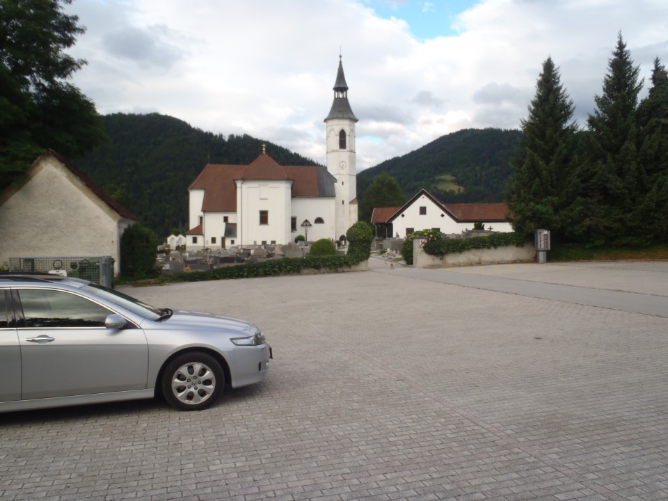 Parkirišče ob pokopališču v Ljubnem ob Savinji.