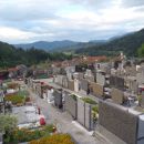 Pogled na Ljubno ob prehodu pokopališča do markirane poti.