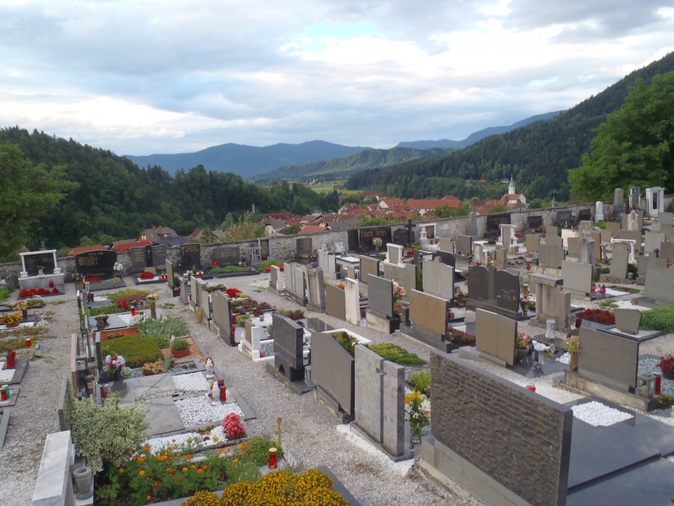 Pogled na Ljubno ob prehodu pokopališča do markirane poti.