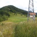 Mimo daljnovoda in kapelice.