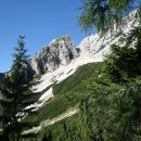 Melišče in sedlo običajne poti na Mojstrovko.