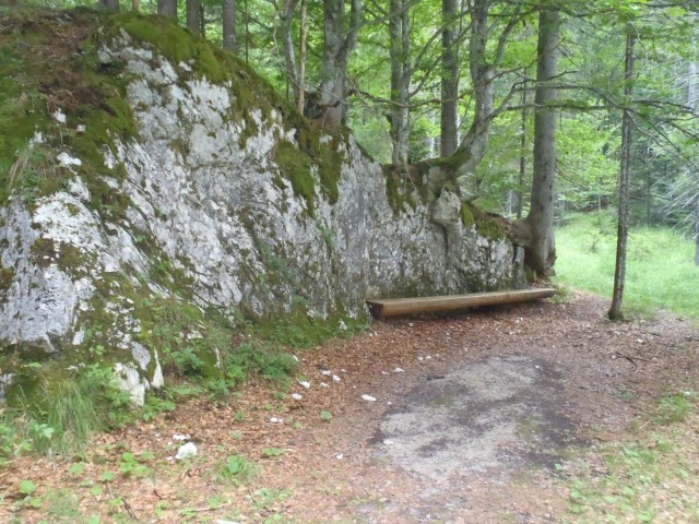 Polno urejenih klopi za počitek.