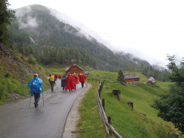 Cesta in slapovi levo, desno ob cesti do Sticklerhütte.