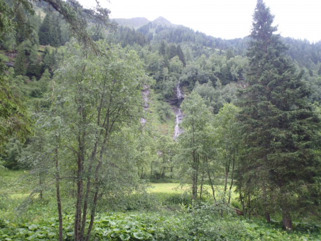 Cesta in slapovi levo, desno ob cesti do Sticklerhütte.