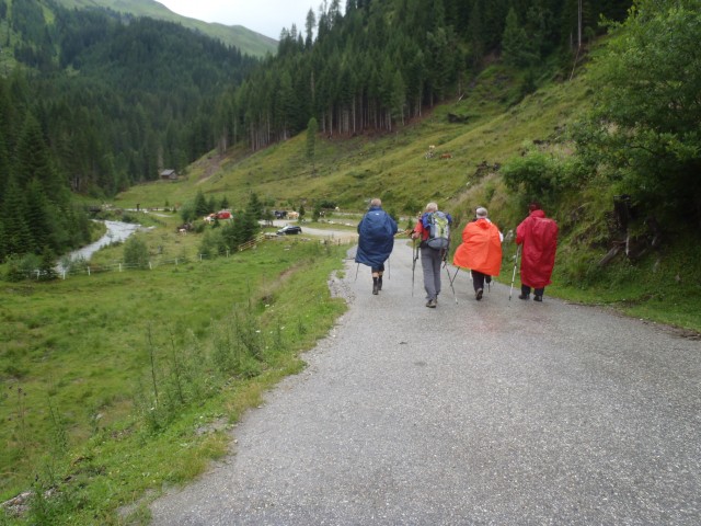 Cesta in slapovi levo, desno ob cesti do Sticklerhütte.