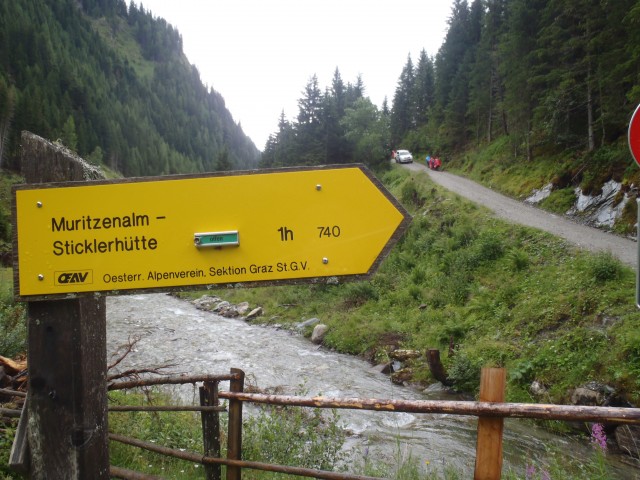 Cesta in slapovi levo, desno ob cesti do Sticklerhütte.