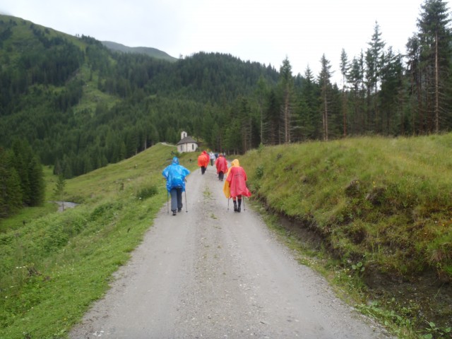 Cesta in slapovi levo, desno ob cesti do Sticklerhütte.