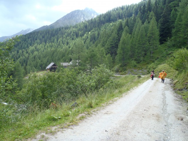 Cesta in slapovi levo, desno ob cesti do Sticklerhütte.