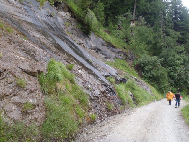 Cesta in slapovi levo, desno ob cesti do Sticklerhütte.