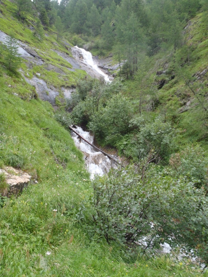 Cesta in slapovi levo, desno ob cesti do Sticklerhütte.