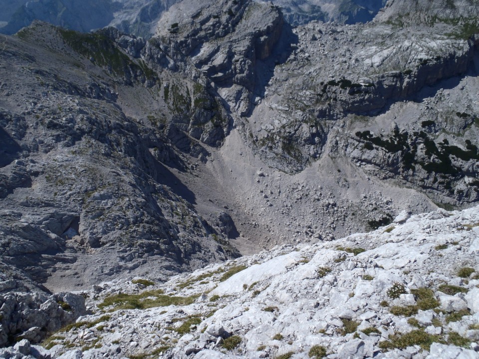 Čez melišče pot v dolino za Cmirom.