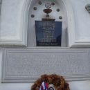 V Dovju na zidu cerkvice spomin na Aljaža.
