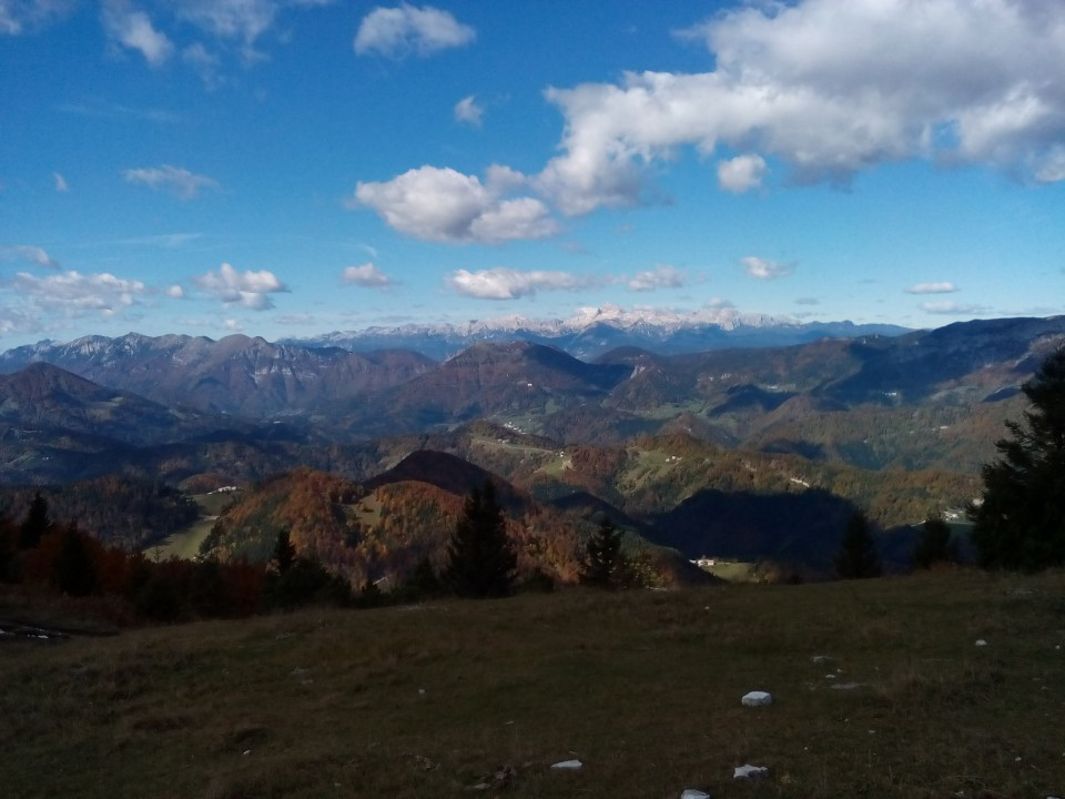 Levi del slike greben od Črne Prsti proti Voglu.