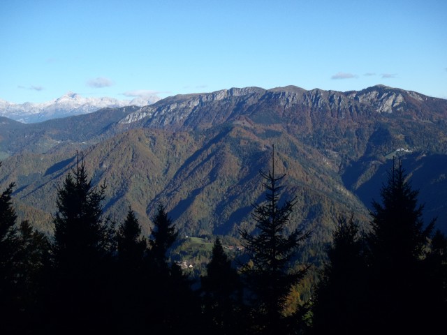 Greben Ratitovca, v ozadju levo Triglav.