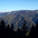 Greben Ratitovca, v ozadju levo Triglav.