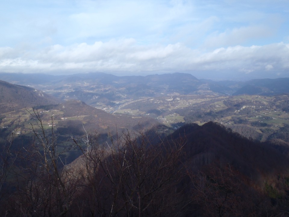 V sredini Malič, levo Gozdnik in Mrzlica.