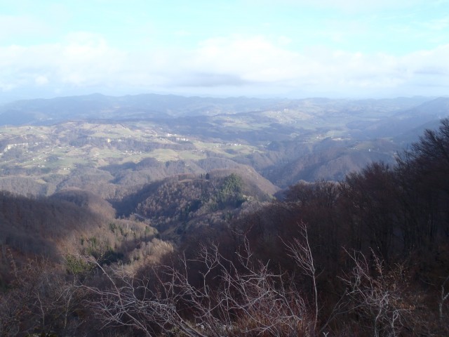 Smer proti Celju, skrajno desno pa je Boč.