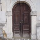 Zelo dotrajana vrata na cerkvi.