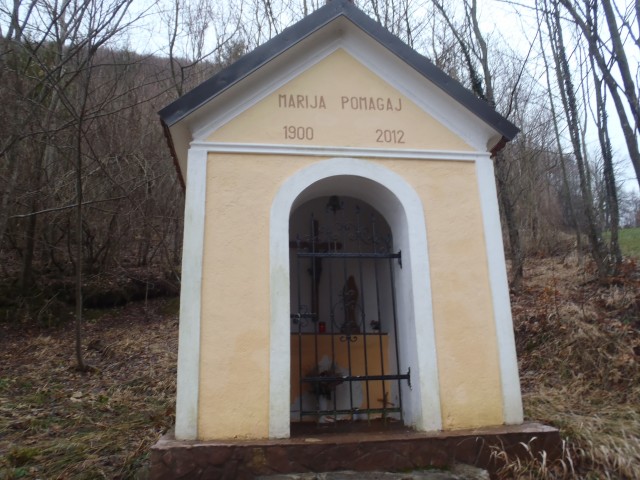 Nekaj korakov pred cerkvijo Sv. Jošta pod Lisco.