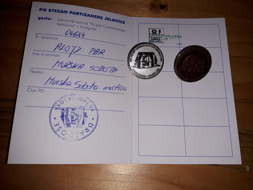 Značka za 1x in značka za 3 x prehojeno pot Pasja ravan-Dražgoše.