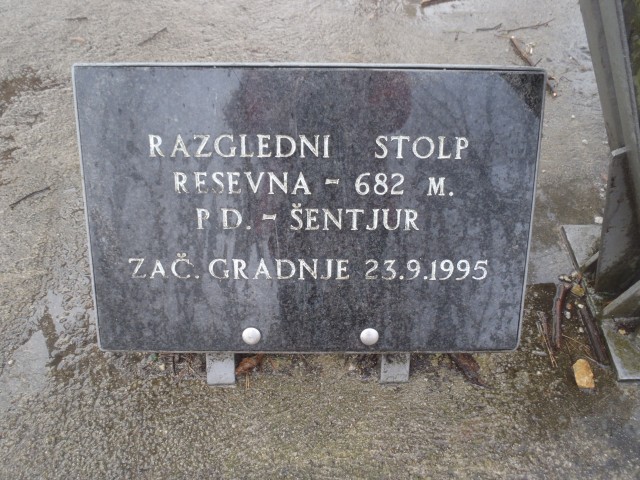 Dosti spomenikov NOB na poti proti Svetini in naprej.