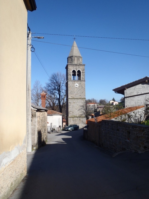 V središču Prešnice zvonik in spomenik.