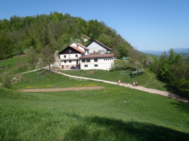 Hiša pod vrhom Šmarne gore.