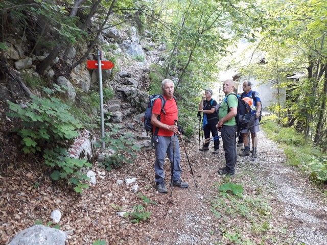 Gremo naprej proti sedlu.