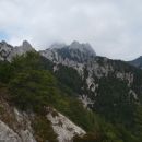 Sredina fotografije, Vrtača v megli, desno Palec, še bolj desno poleg Zelenjak