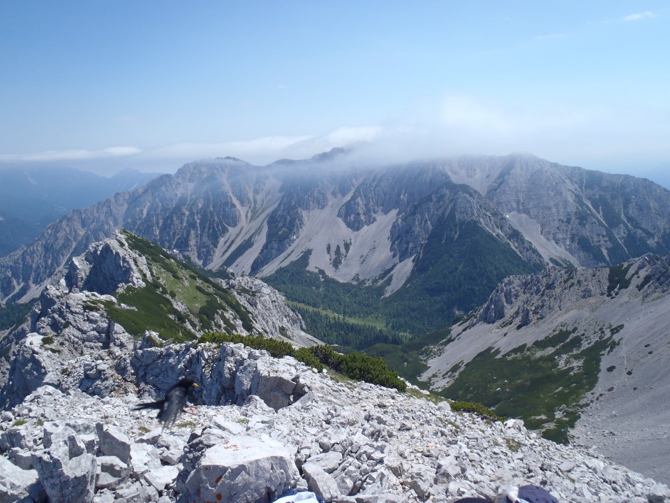 Pogled na greben proti na Možeh, zadaj Begunjščica.