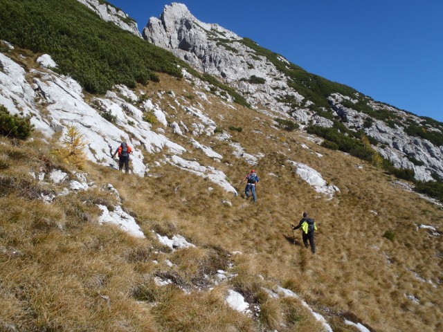 Poševno po strmem pobočju v smeri vrha.