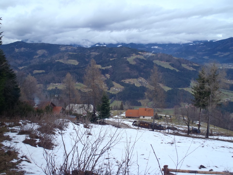 Pogled v dolino, Kamniške so ali v oblakih ali zamegljene.