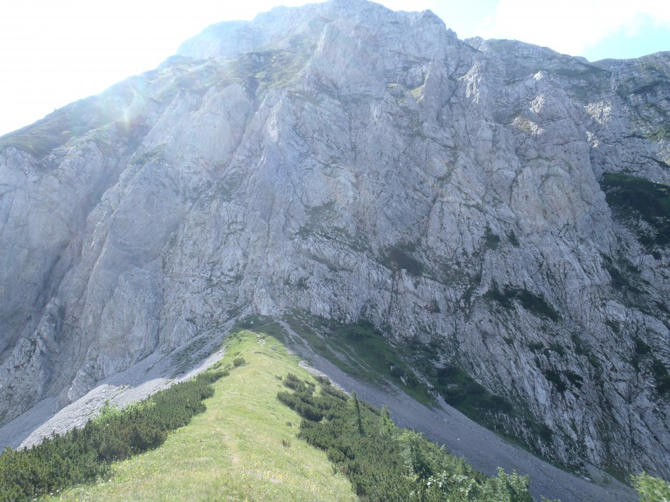 S Hanjževega sedla pogled na zavarovano pot na Veliki vrh.