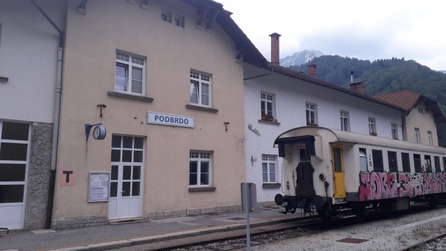 Cilj, železniška postaja Podbrdo.