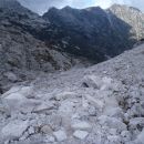 Pot proti Krnskemu jezeru, v ozadju Veliki Lemež.