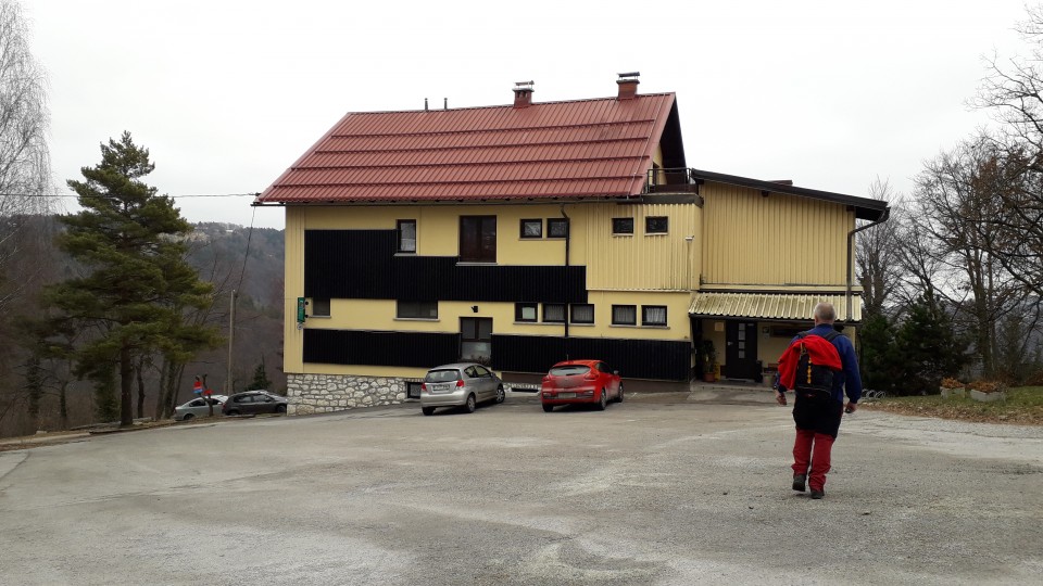 V bližini cerkve planinski dom Gore.