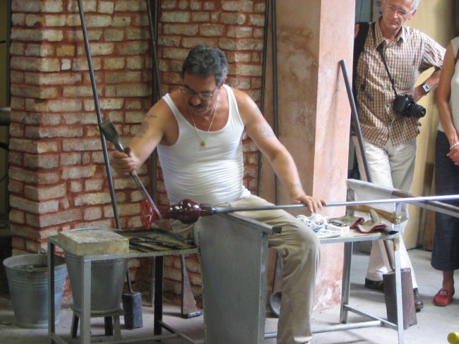 ...izdelovanje steklene vaze na otoku Murano...