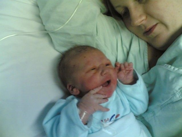 17.2.2007 ob 9.19 se je rodila moja Ajda.Tole je slikica pol ure po porodu.