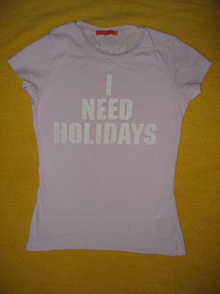 Bombažna majca velikosti S, z napisom I need holidays, 1 evro