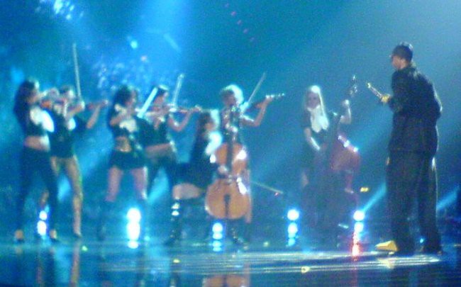 Snoop Dogg & his female orchestra :)