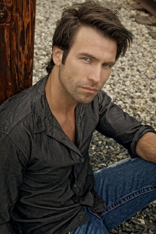 Rafael Amaya - foto povečava