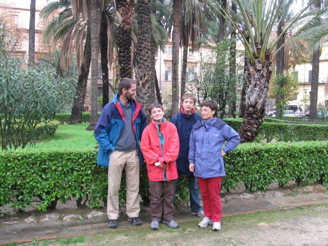 Ena redkih družinskih fotk. Tale je bila posneta v parku v Palermu.