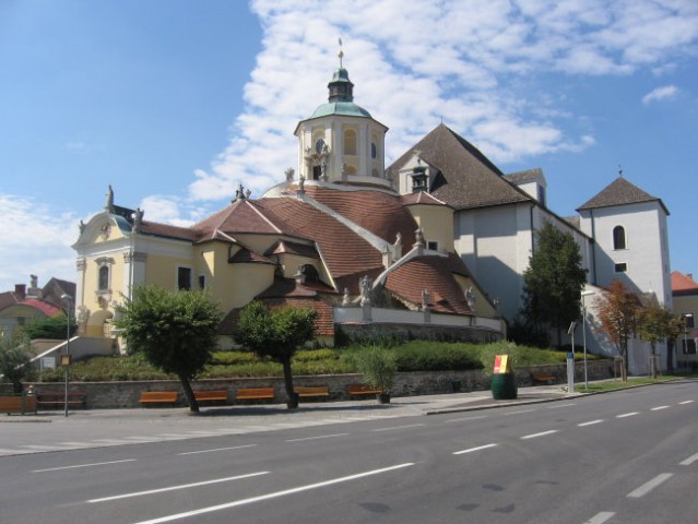 Zanimiva cerkev pol dneva pred Dunajem.