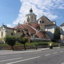 Zanimiva cerkev pol dneva pred Dunajem.